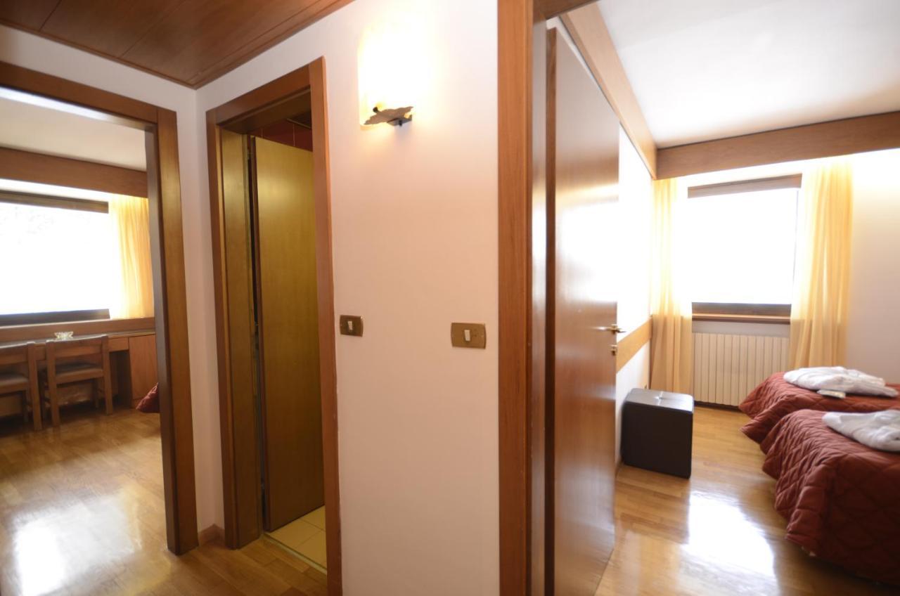 Hotel Cristallo มาดอนนาดีกัมปิโญ ห้อง รูปภาพ