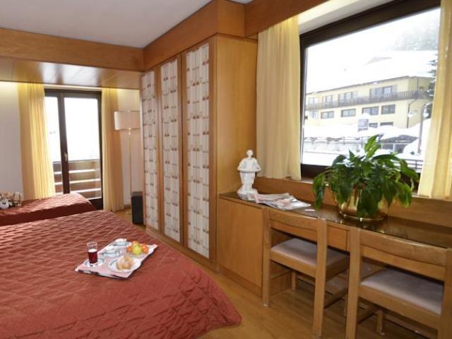 Hotel Cristallo มาดอนนาดีกัมปิโญ ภายนอก รูปภาพ